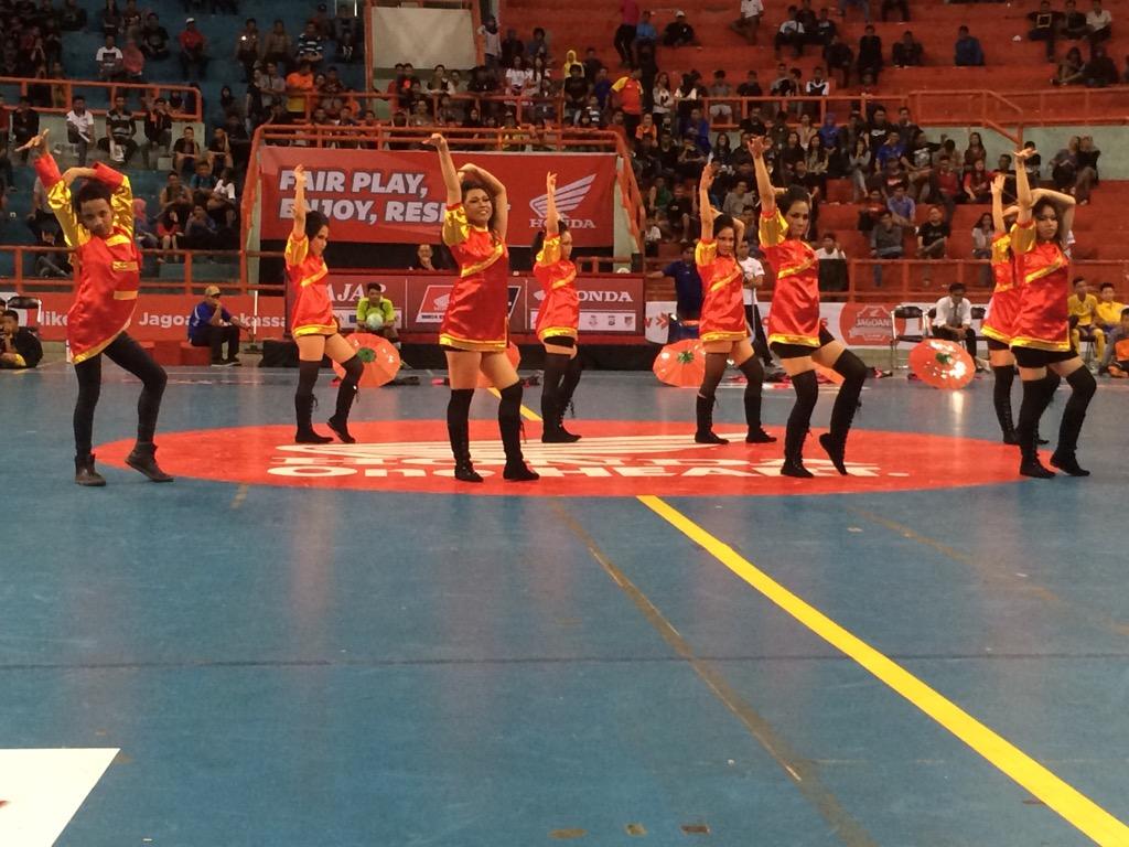 KFLfajar's tweet photo. Energic dengan busana yang terang, dance SMPN 12 Mks #HONDAKFL2014 http://t.co/G7dG63m9dd