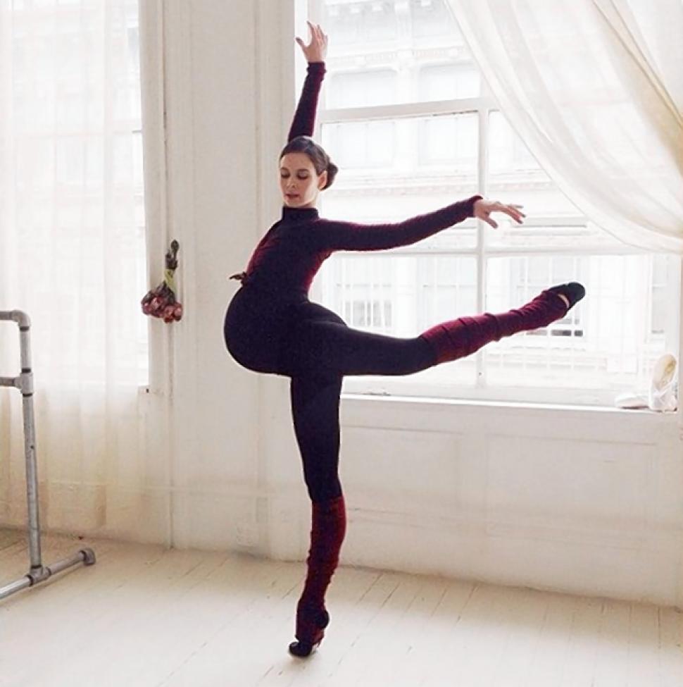 How a pregnant ballerina stayed in shape all 9 months of her pregnancy: on.elle.com/1qKDjLo