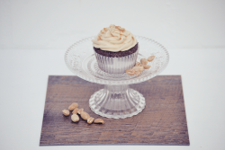 Schokoladen-Karamell-Erdnuss Cupcakes on bloggerkitchen.com/showcase/view/… by <a href="/Saras_Cupcakery/">zuckerbäckerin</a>