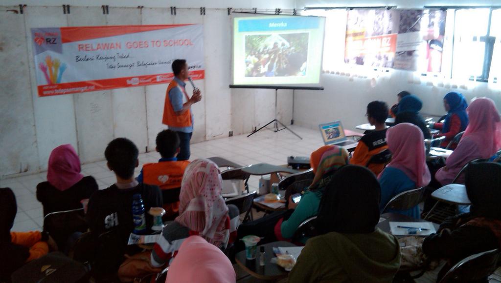 asik RT <a href="/marwahmujahidah/">marwah.mujahidah</a>: Aksi <a href="/RZ_Balikpapan/">Rumah Zakat Kaltim</a> Relawan go to school di kmpus STIEPAN Balikpapan bareng bang  <a href="/rizchell/">rizki yulian</a>