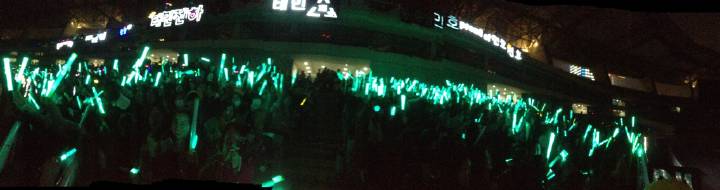 allforkeyth's tweet photo. 141116 ทะเลเพิร์ลอควาของชายนี่ที่เซี่ยงไฮ้สเตเดี้ยมค่ะ
範爷金蹦米 http://t.co/MvOHiXSLZV