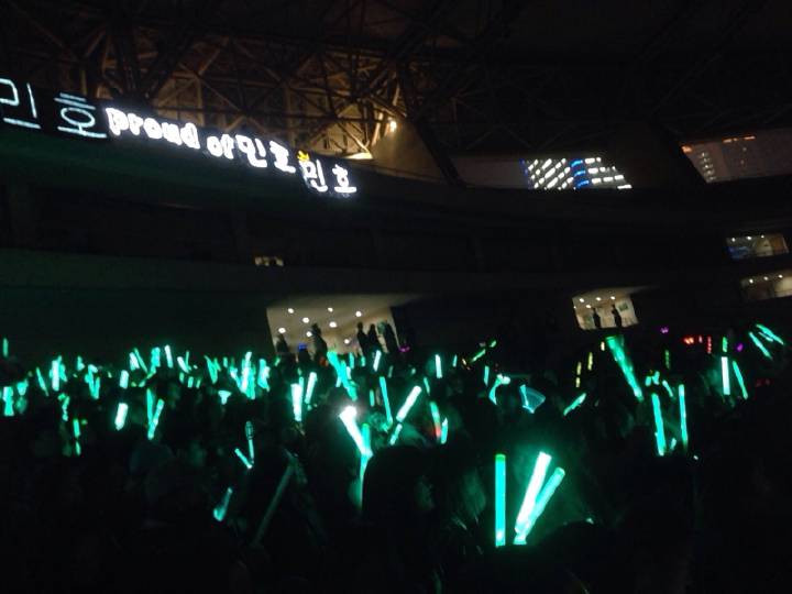 allforkeyth's tweet photo. 141116 ทะเลเพิร์ลอควาของชายนี่ที่เซี่ยงไฮ้สเตเดี้ยมค่ะ
範爷金蹦米 http://t.co/MvOHiXSLZV