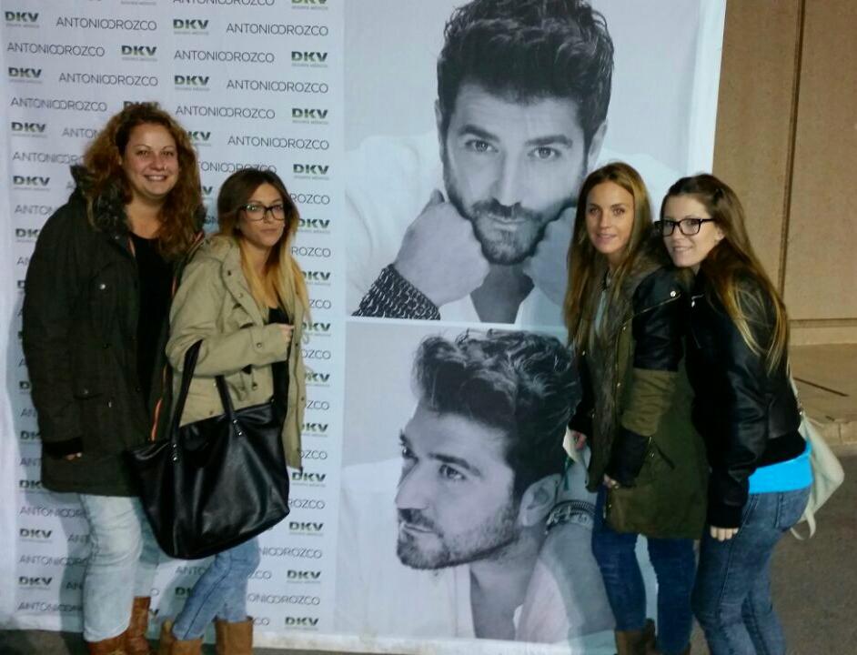 lauuraa19's tweet photo. La distancia se hace corta...#OzeansBCN  #equipoAO #pieldegallina #gracias @antoniorozco @albalarag @mmariaa23 http://t.co/0e5z6HFe1f