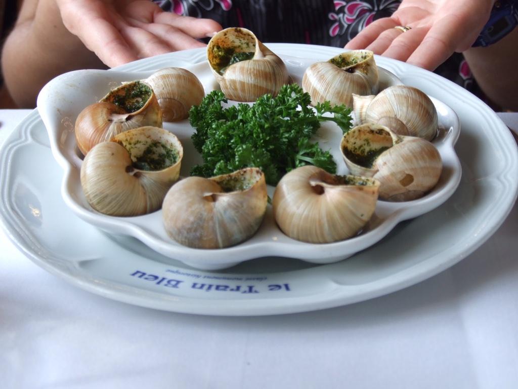 SteveTheSnail9's tweet photo. Could do with doing a few jobs round the shell. Mrs wants me to hang this picture of our late friends. #RestInGarlic http://t.co/CClspOCAVL