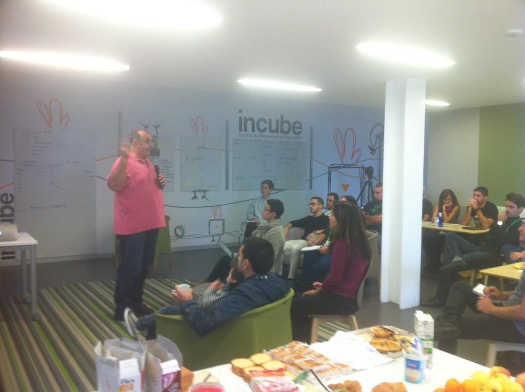 desingr's tweet photo. @agustincnc aconseja a los chicos cómo hacer una buena presentación. Ha llegado el día P y esto se acaba #SWGC2014 http://t.co/RFRhjyUkoZ