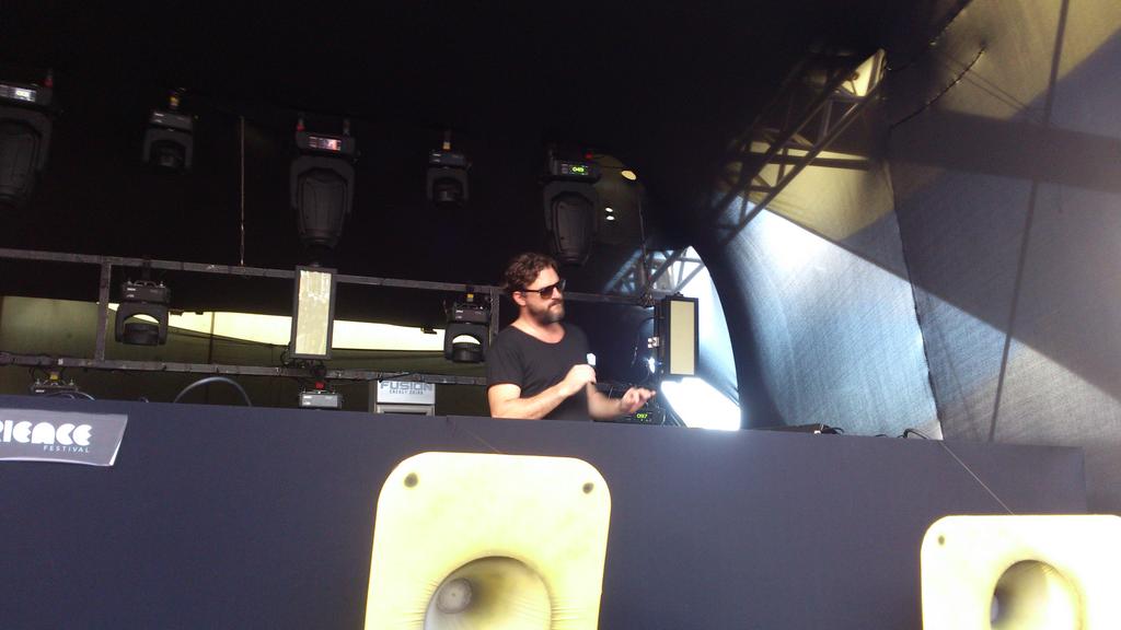 MTVBrasil's tweet photo. Aqui no #joystage tá todo mundo dançandinho ao som de Solomun! Vai que vai!!!
#xxx18 http://t.co/OrKt78CHL6