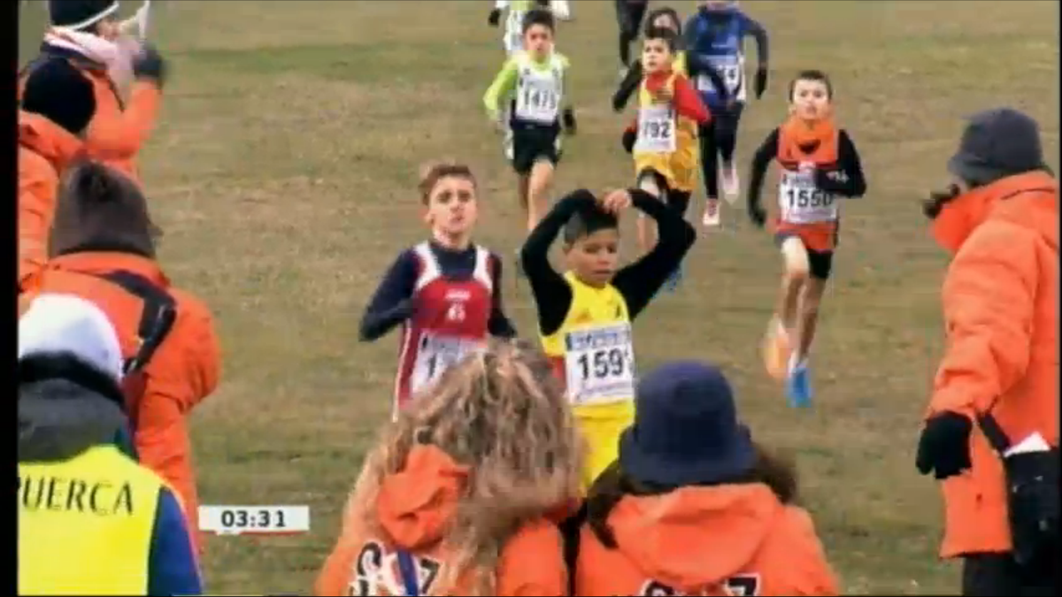 nachotrota's tweet photo. "@gabyandersengz: Vencedor carrera benjamín en @CAtapuerca haciendo el mobot de Farah :) http://t.co/erTwsVfWXu" @Mobot__