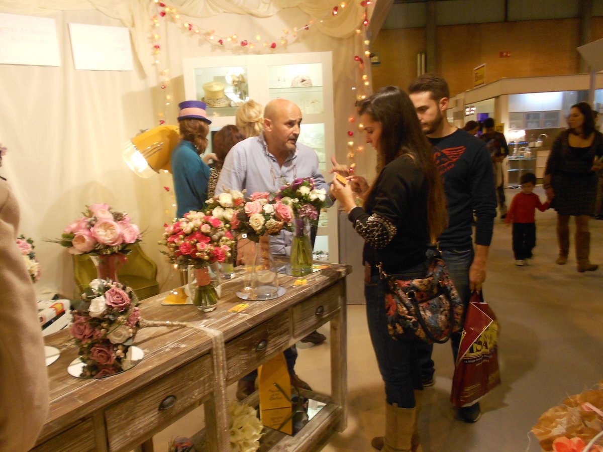 Sevilla_deBoda's tweet photo. Maravillosos stands en la última jornada de #SevilladeBoda2014 en @fibesevilla No te lo puedes perder! Hasta las 21h! http://t.co/oqJAwaDNud