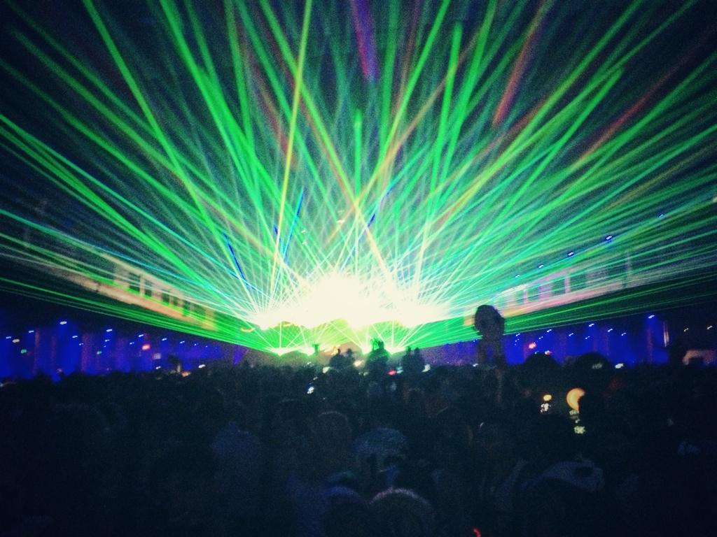 Supatothedupa's tweet photo. #Qdancela #Qdance . My night was Insane as fuck . On top of playing a secret show . The rock gods be wit me . http://t.co/31iFvREl4R