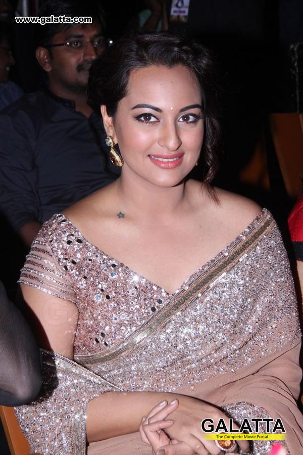 galattadotcom's tweet photo. #SonakshiSinha at #Lingaa Audio Launch! Pics http://t.co/Q02Rf4Jyuo @sonakshisinha #LingaaAudio http://t.co/YebThVSuTk