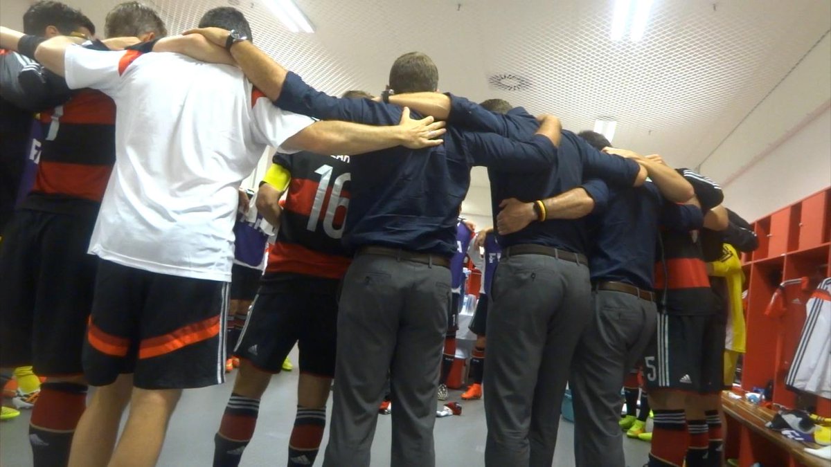 DIE MANNSCHAFT bei der Einstimmung vor dem Spiel! 
Wer geht heute ins Kino?