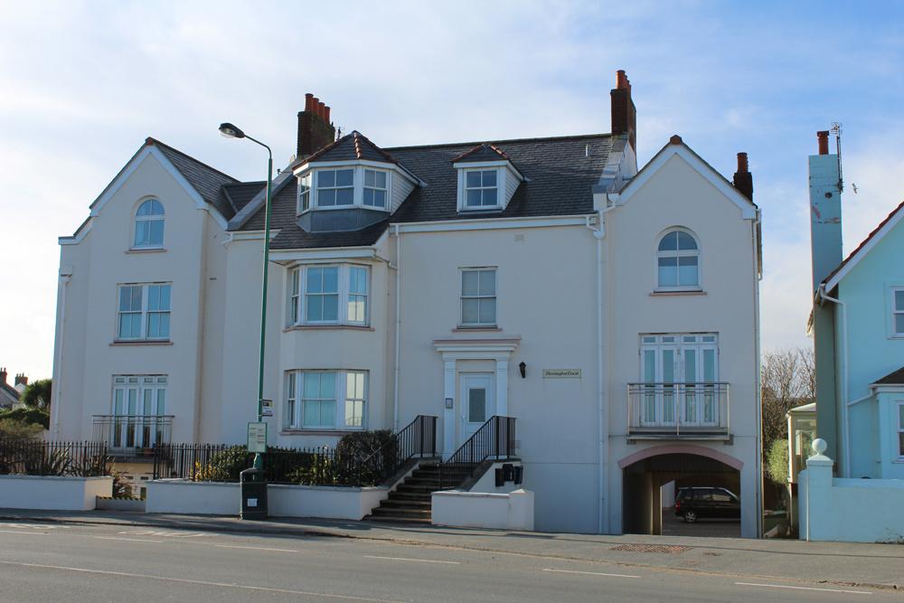 Spacious 1 bed apt between SPP &amp; SS.  Super sea views.  £995 pcm.  mawsoncollins.com