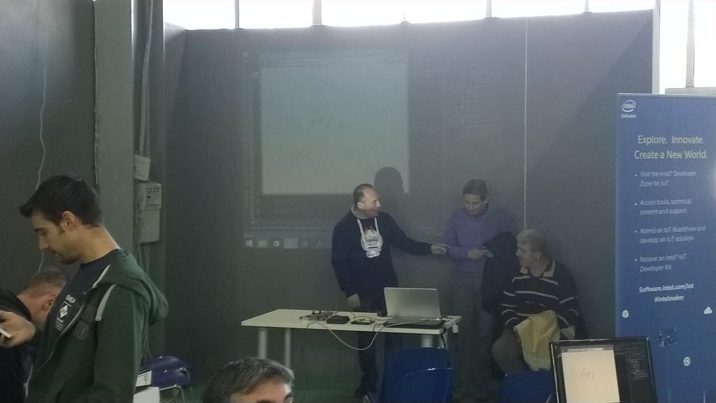 marco_parenzan's tweet image. @MircoVanini in consulenza a #fieraradioamatore2 su #gadgeteer e #microframework