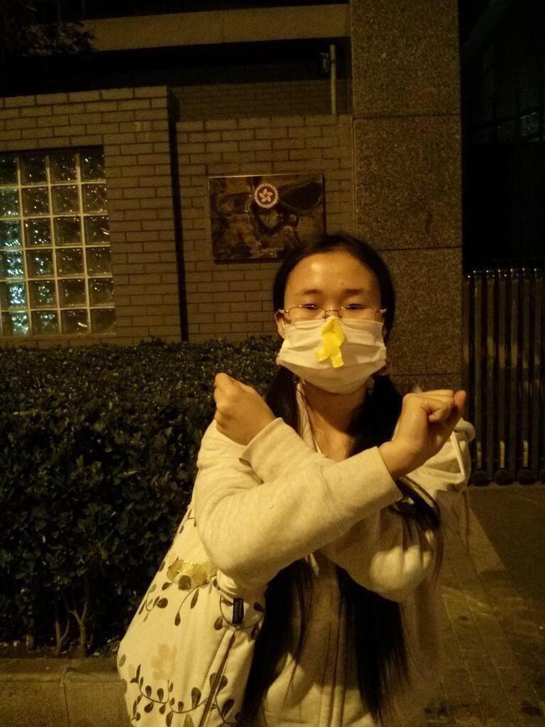 ZhouFengSuo's tweet photo. @tomgrundy @qz @lilkuo @HeathaT More than 20 women arrested in China for #OccupyHK #UmbrellaRevolution,超过20位大陆女士因香港被捕 http://t.co/4k3XnCCuOO