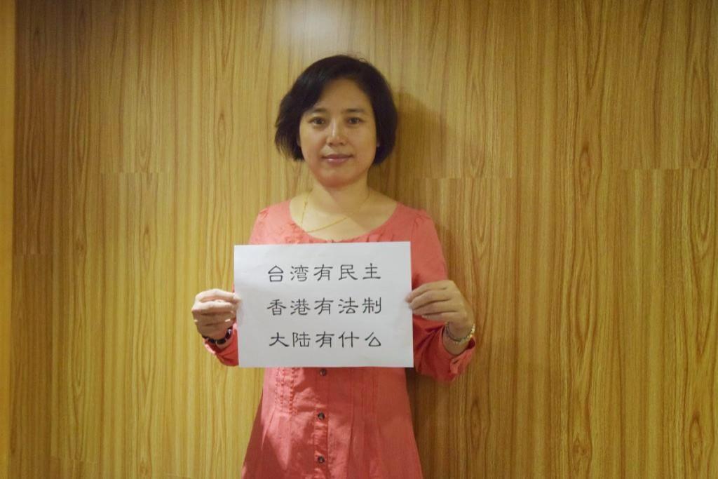 ZhouFengSuo's tweet photo. @tomgrundy @qz @lilkuo @HeathaT More than 20 women arrested in China for #OccupyHK #UmbrellaRevolution,超过20位大陆女士因香港被捕 http://t.co/4k3XnCCuOO