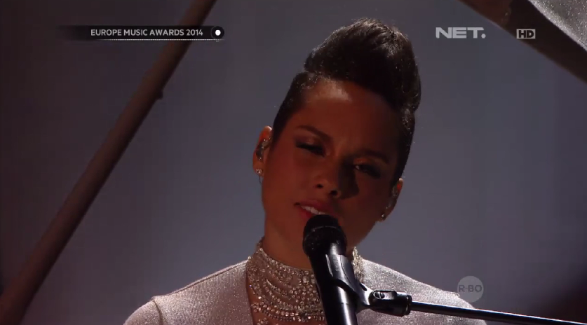 mdtvindonesia's tweet photo. Penampilan Alicia Keys menyanyikan lagu “We Are Here”  #MTVEMAonNET http://t.co/ee8cvZb7MS