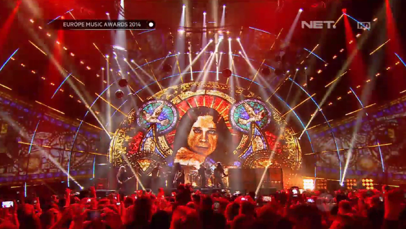 mdtvindonesia's tweet photo. Penampilan terakhir dimeriahkan oleh  Slash, Myles Kennedy, The Conspirators, Simon Neil "Crazy Train" #MTVEMAonNET http://t.co/qN8Kvw0SHe