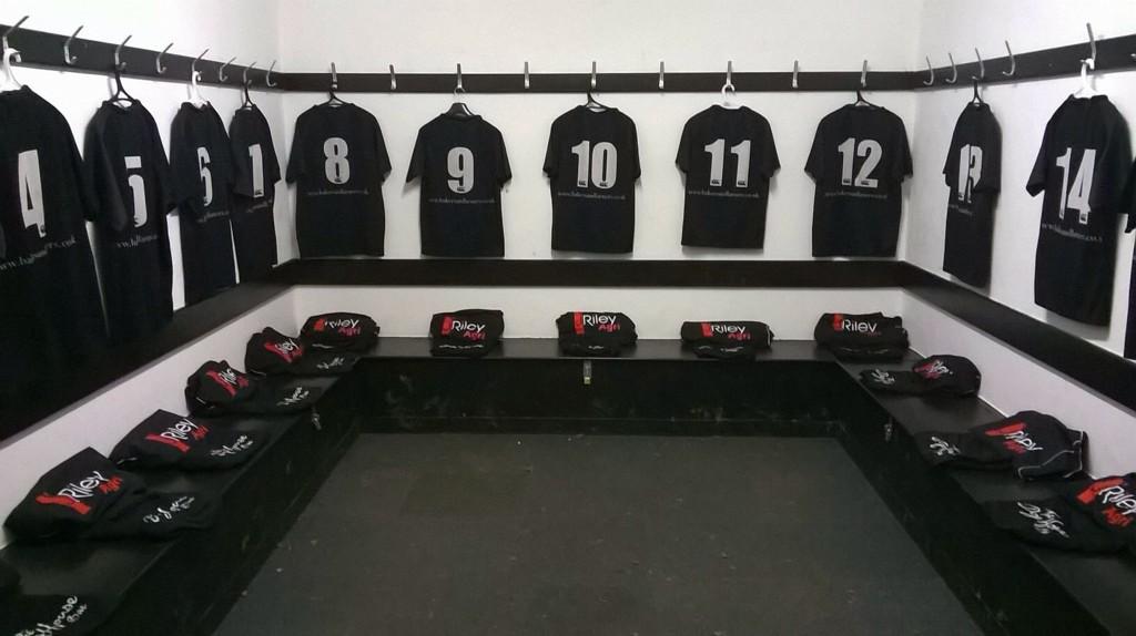 J_Riley101's tweet photo. New club sponsors #holtrfc #warmuptops #rugby #owls #jrileybeet http://t.co/28X7VlXWxS