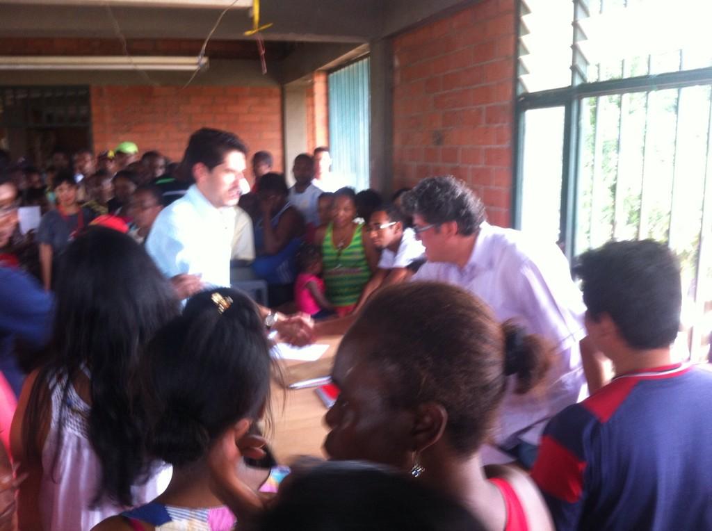PublicaZona's tweet photo. @CastillaSenador y @wilsonariasc acompañan asamblea de Brisas de Comuneros claro ejemplo de compromiso con el pueblo http://t.co/sv0pLXq043