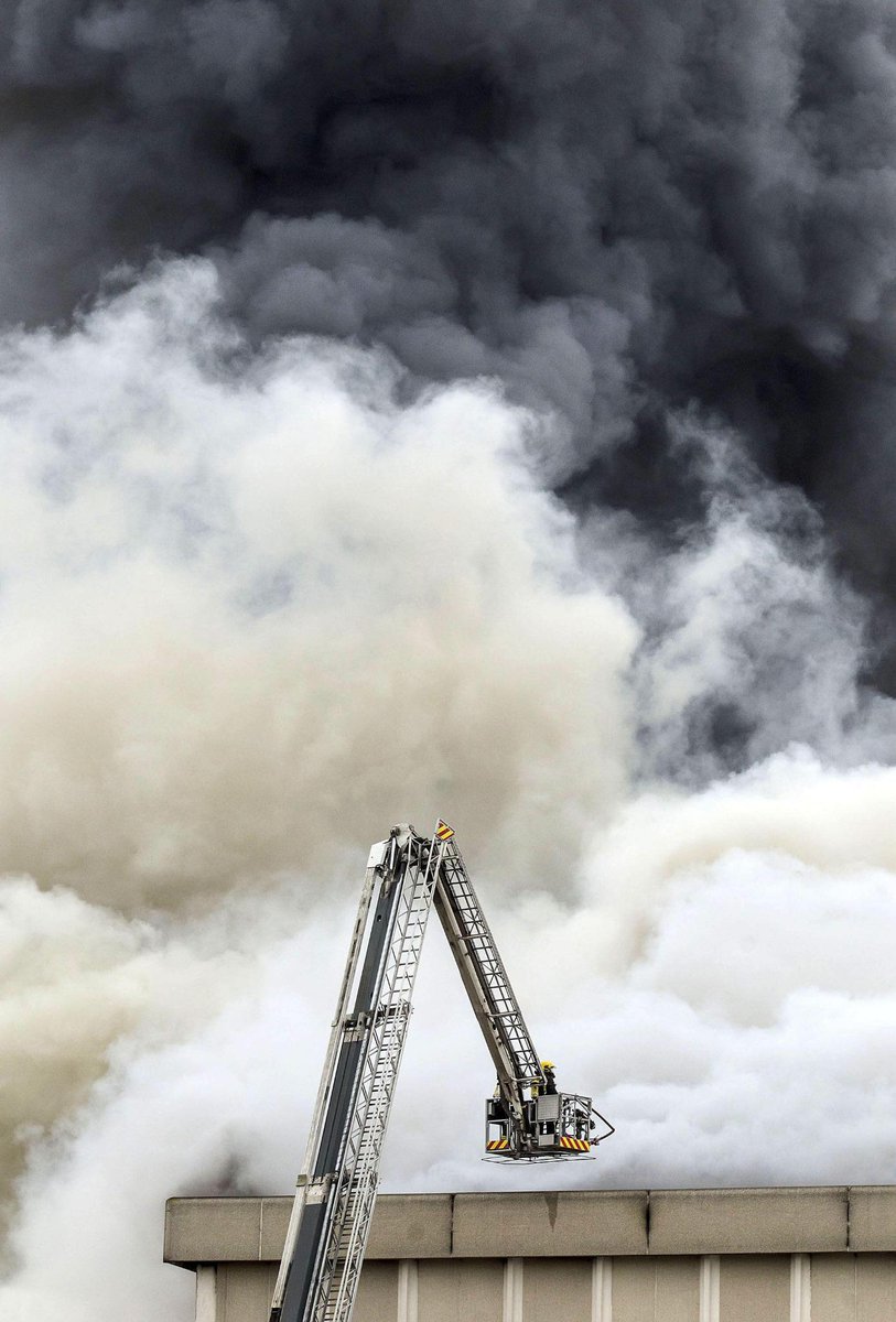 elEconomistaes's tweet photo. El incendio de la fábrica de Campofrío, un drama para mil familias http://t.co/t5xYYS4bRQ http://t.co/uMIknekqkr