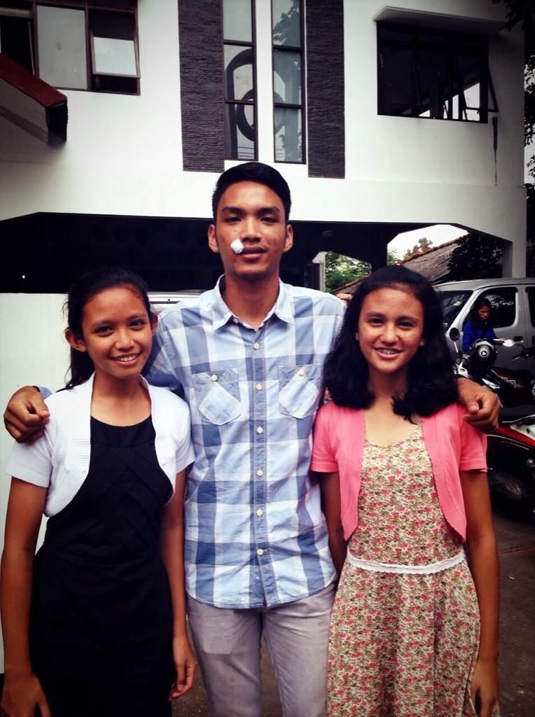 kradityaa's tweet photo. Kesayangan!!! @Vaneshahers @valeriefradelaa http://t.co/wbgwfu4vrW