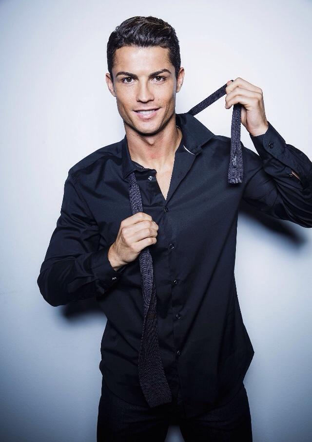 Bạn là fan của Cristiano Ronaldo? Hãy tìm kiếm tài khoản Twitter CristianoFan và nhận những cập nhật mới nhất về anh và những bí mật phía sau sân cỏ.