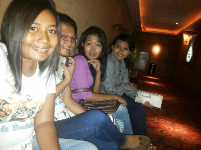 yunitailham's tweet photo. At bioskop http://t.co/Cxo18GtNdo