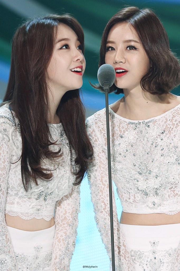 FORERPE's tweet image. “leehyeri_TH: [pic] 141113 Hyeri Minah at MelOn Music Awards 2014 (cr.94slytherin) http://t.co/yXwRjzfTYT”"