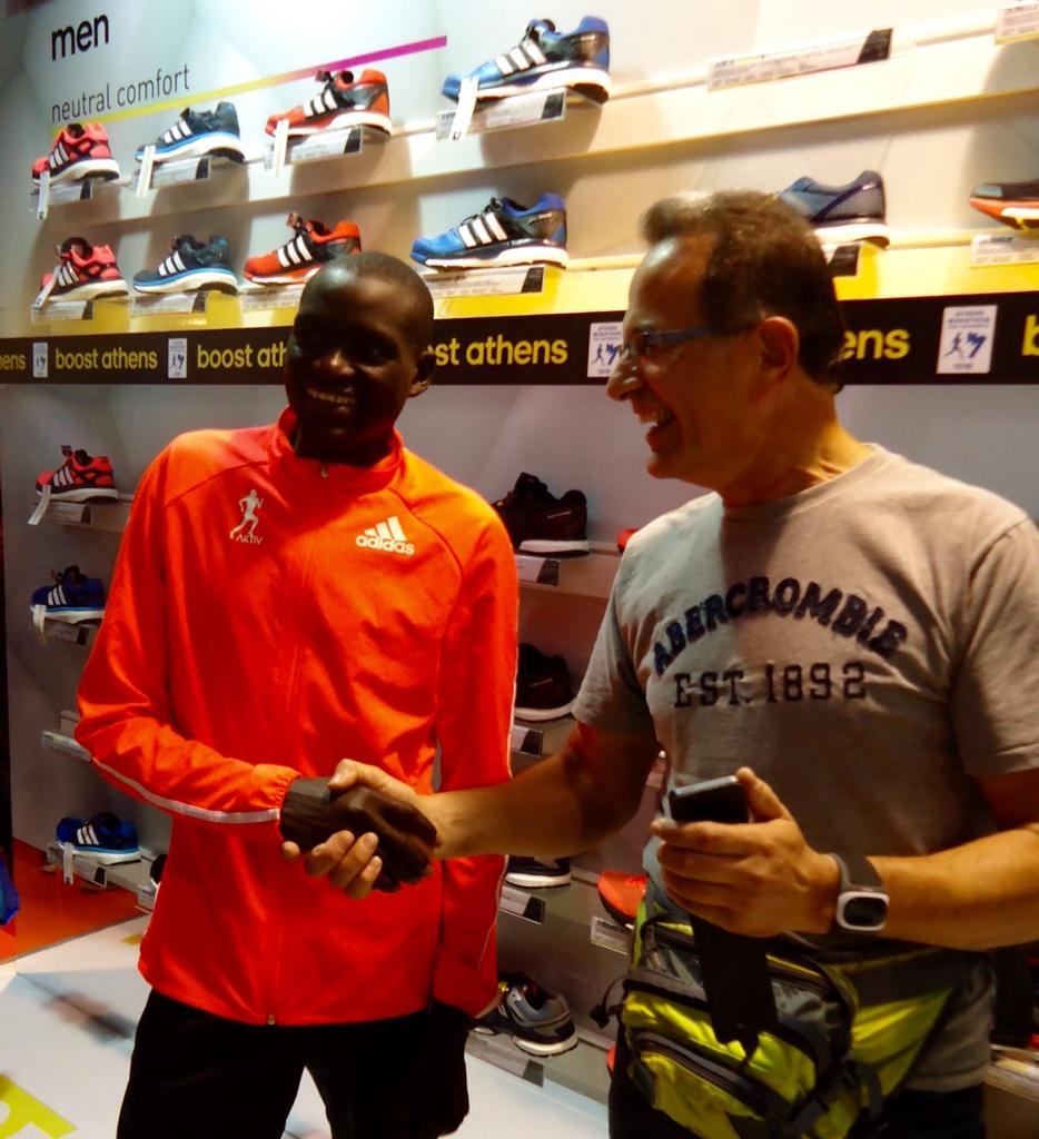 GreekWalker_NL's tweet photo. #DenisKimetto looks surprised when I show him that I finish #marathons dressed as Spyridon Louis ! #32AMA http://t.co/gQKYlmnQQ4