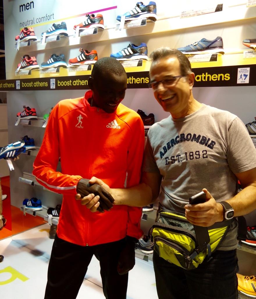 GreekWalker_NL's tweet photo. #DenisKimetto looks surprised when I show him that I finish #marathons dressed as Spyridon Louis ! #32AMA http://t.co/gQKYlmnQQ4