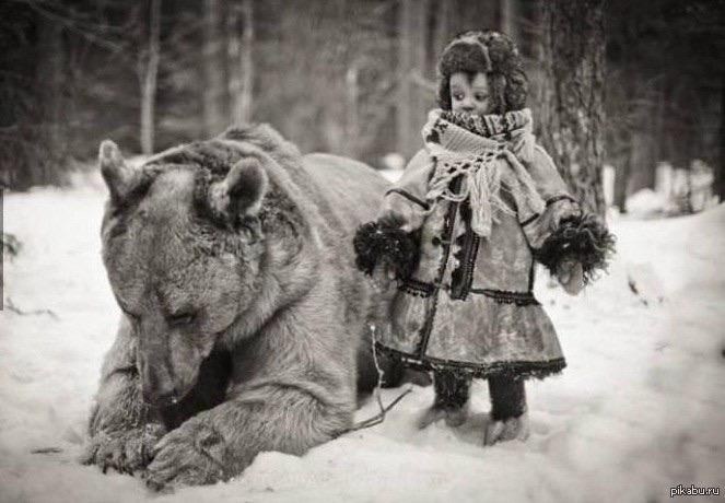 drunktwi's tweet photo. Обычная сибирская девочка выгуливает своего домашнего медведя http://t.co/g4Lh7uladQ
