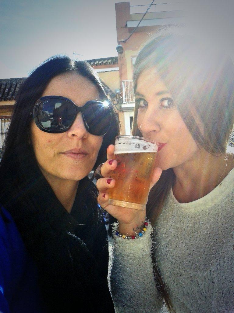 mariabl88's tweet photo. Seguimos celebrando el cumple jaja y ella más que nadie!! @IreneBarragan2 http://t.co/XEBKzyJMaq