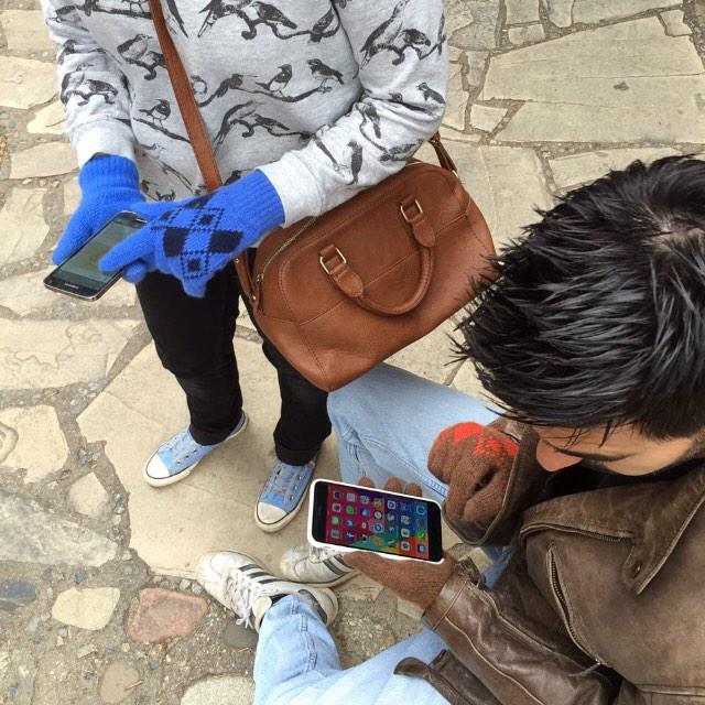 Ya tienen <a href="/CuentiMarina/">Marina Martin</a> y <a href="/CuentiRicky/">Ricky Romero</a> sus @LanaMint_ para usar el móvil este invierno. ¡Unos guantes muy top!