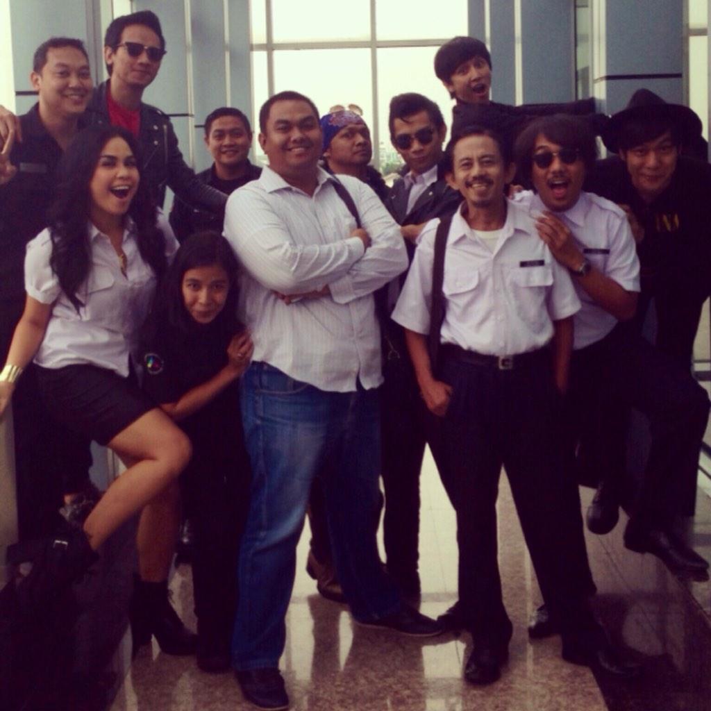 kom3do's tweet photo. RT @MelaneyRicardo: Stasiun Cinta starts Besok senin jam 6 sore di TransTv 😘😘 senin-jumat @kom3do http://t.co/majvHOHwOt