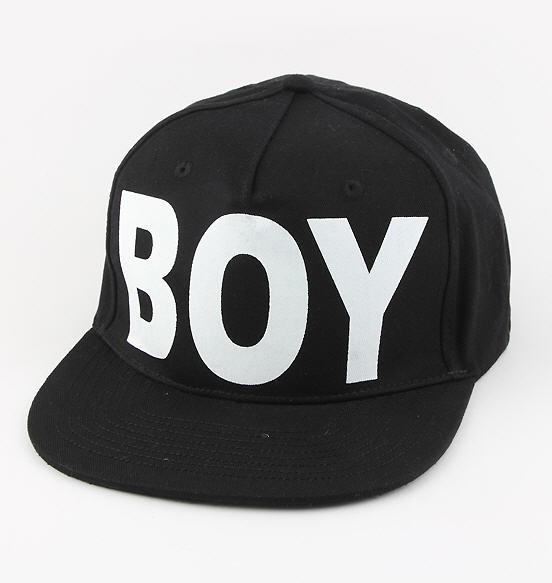 Snap back. Снэпбэк boy London. Кепка бой. Белая кепка London boy. Шапка свэг.