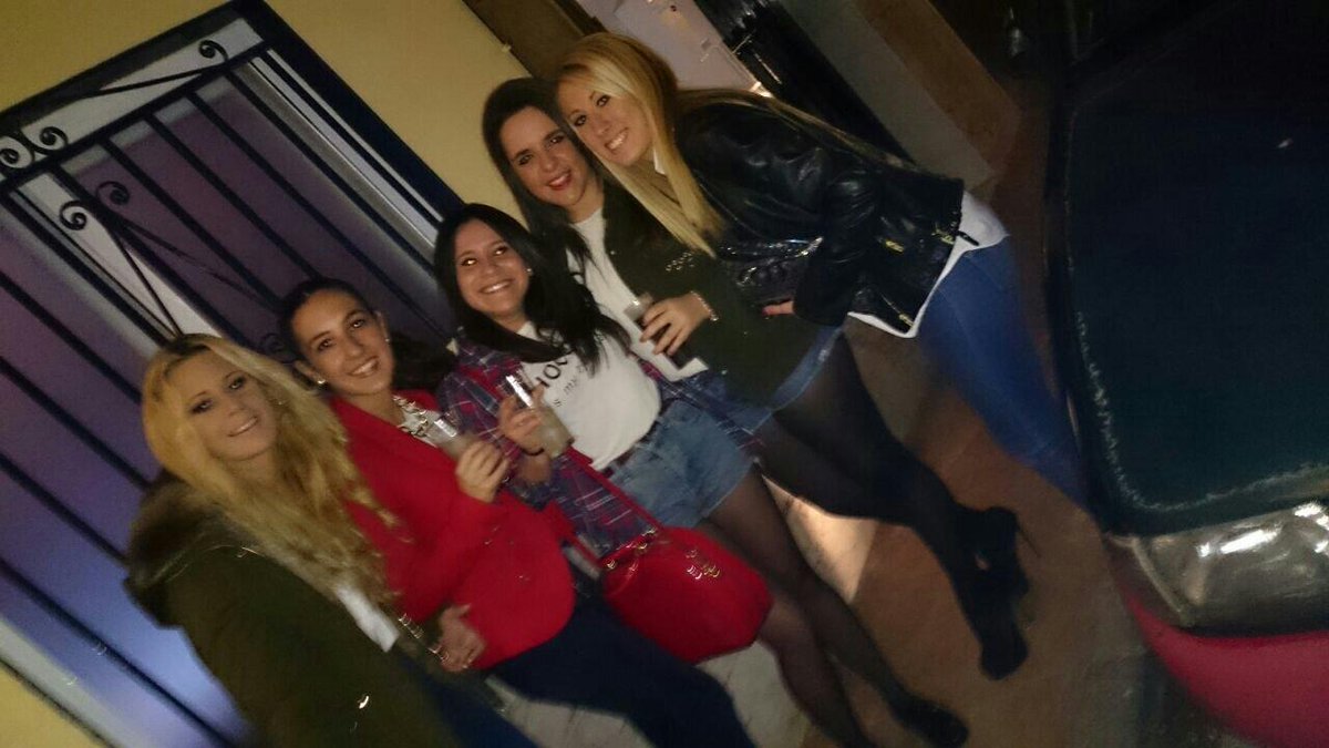 angeelaa_96's tweet photo. Muy buena noche la de ayer con mis gordis!!! http://t.co/r07xGjmnyU