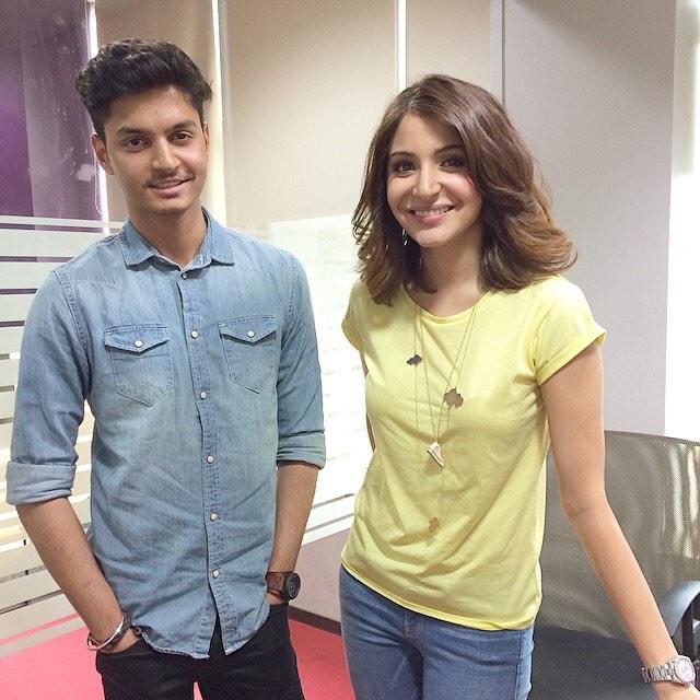 Team_Anushka's tweet photo. Anushka Sharma with a fan http://t.co/V1bkzCPqqY