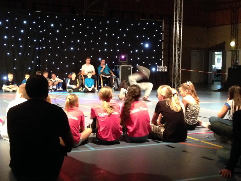 RemkovdBorght's tweet photo. #funkyfeet breakdance battle en streetdance wedstrijd in sporthal driesprong Barendrecht http://t.co/H61E6BbAi8