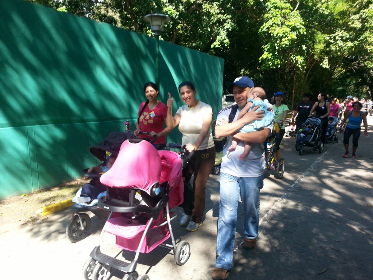 acuervomont's tweet photo. @grangabo Empezando la caminata #MamasRunners #MadresReales en el #ParqueDelEste http://t.co/Q8OwAIOT9F