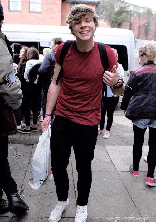 Yerridesett's tweet photo. Luke Hemmings starter pack http://t.co/erHOnOGnbR