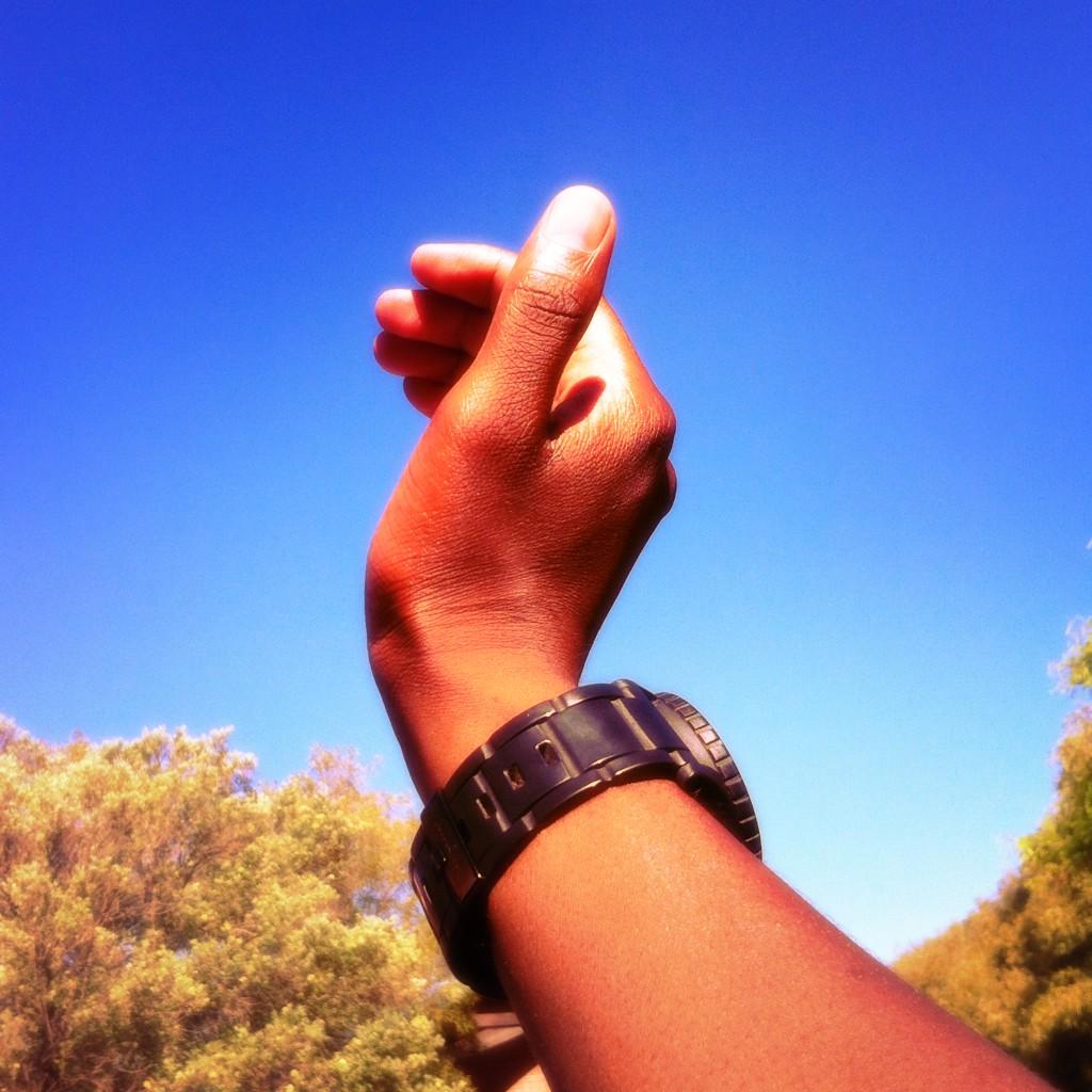 TranslatorZA's tweet photo. The International "Please Help Me Up" #HandSign.. #TranslatorZA http://t.co/CMa6WH03MT
