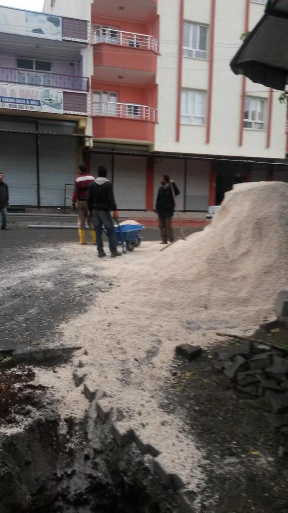 SiverekSuski's tweet photo. Gulabibey mah icme suyu sebekesi yenilemede dolgu calismasi devam ediyor.@hamdius63 @NKapanoglu @suski63 http://t.co/05WlqoWR2r