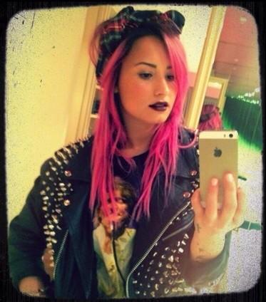 ell0vato's tweet photo. Post 5 pics of Demi and tag ten people. If you get tagged RT and do the same #MTVStars Demi Lovato http://t.co/B4PhLAuUnY