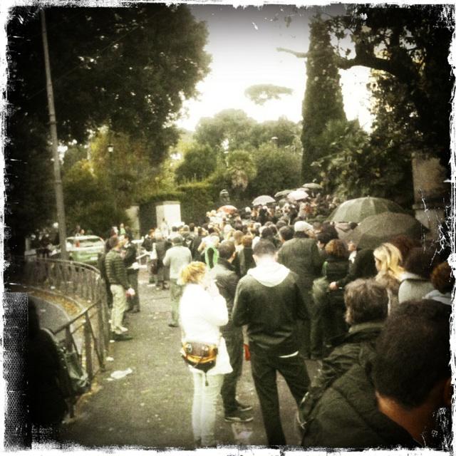 cristinabujor's tweet photo. Alegeri prezidențiale 2014 #roma #coada #Accademia di #Romania  #Hipstamatic #Libatique73 #KodotXGrizzled http://t.co/sdhwJkFyxn