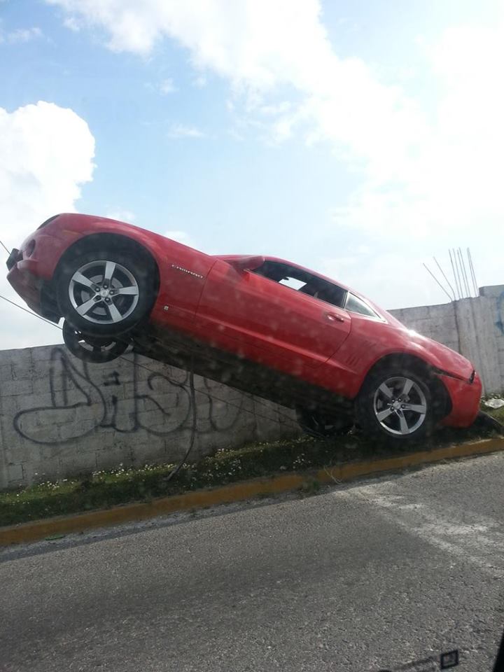 ClubSwiftMX's tweet photo. "@autosymas: Esto pasó ayer en #Metepec Si tuvieses enfrente al dueño del #Camaro... QUE Le dirías? http://t.co/GpENxBAe0q" Hahaha!