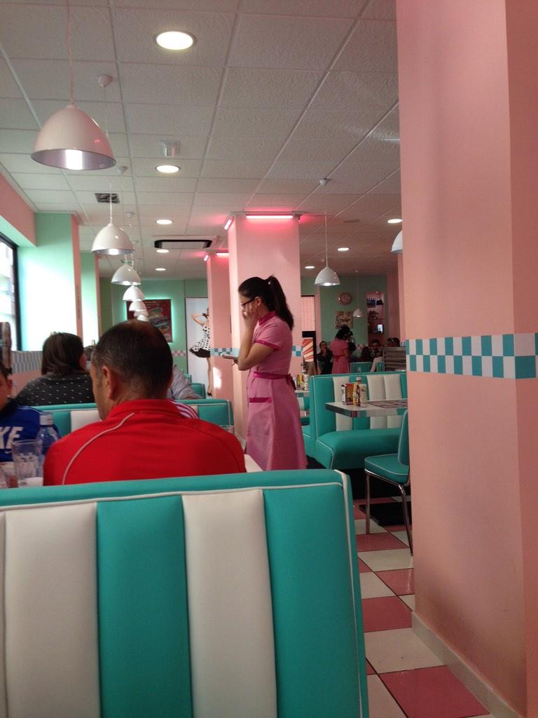 iriaanahi's tweet photo. Nuevo restaurante en Avda. Europa #Lorca @EnLorca. "Fifties" muy muy chulo y con la comida genial y a buen precio http://t.co/XmbSl0W2Bq