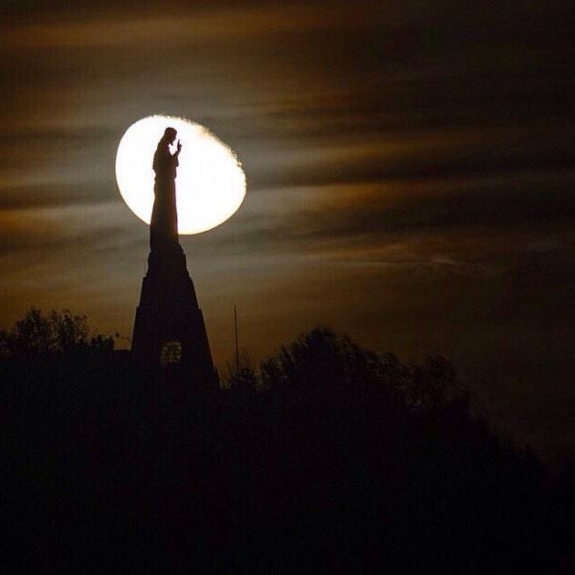 euskogram's tweet photo. Raúl (http://t.co/KuYVh6foLb) ha cazado a la perfección la silueta de la virgen del monte Urgull. http://t.co/Kcsbw8NmxS