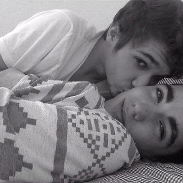 wonderlcnd_'s tweet image. whimpers.