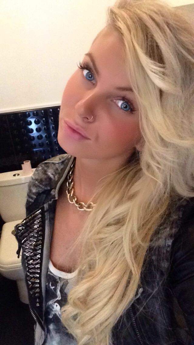 OoChloeyoO's tweet photo. Bon dimanche a tous 😘💋💖 #idv4 #nrj12 http://t.co/xRz2VSKyeU