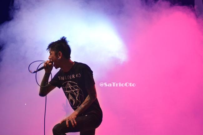 satriobagus_w's tweet photo. Arrrg \m/ @AnggiRTF @REVENGETHEFATE  #IndieClothingCarnival at Diamond #Solo @ShowcaseEvent Photo by @diprojectpati http://t.co/eM9kEMDVjF